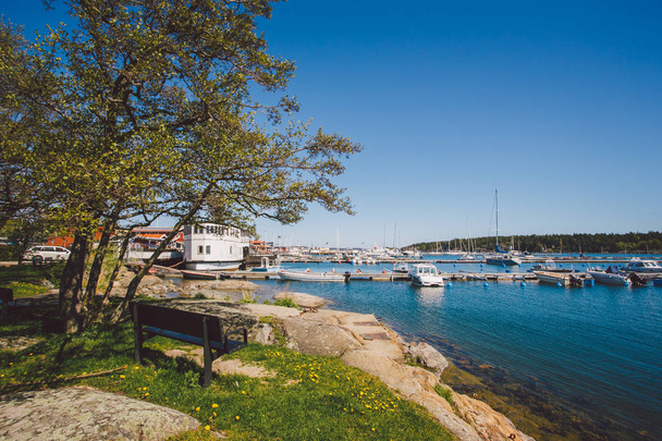 17 de abril de 2014. La ciudad de Nynashamn en Suecia. El dique del Mar Báltico. amarre, estacionamiento y barcos, barcos
 - Foto, imagen