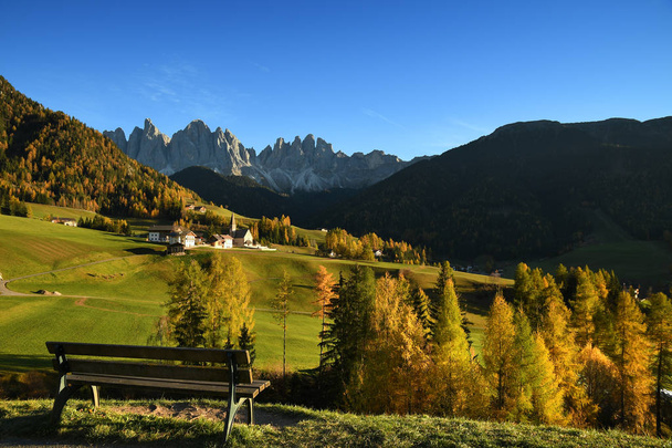 Funes Valley, Santa Magdalenan kylä Dolomiiteissa, Italiassa. Syksyllä näkymä laaksoon värikkäitä puita ja Odle ryhmä vuoria taustalla. Etelä-Tiroli, Italia
. - Valokuva, kuva
