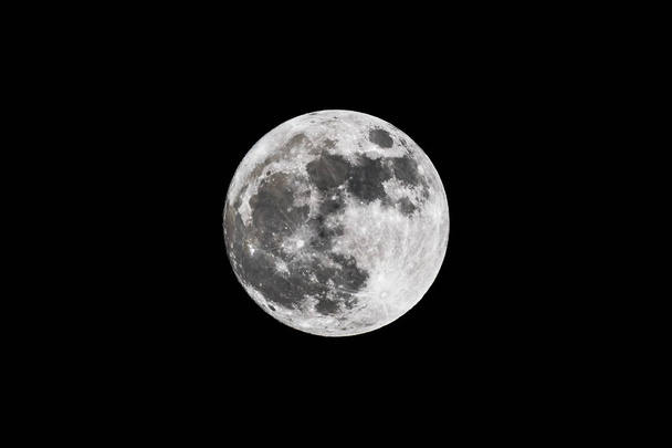 Lua cheia contrastada alta tomada com lente longa
 - Foto, Imagem