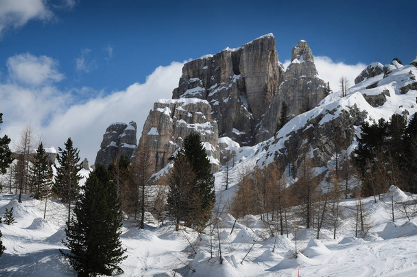 Grupo Cinque Torri en los Dolomitas, Cortina d 'Ampezzo. Véneto, Italia
 - Foto, Imagen