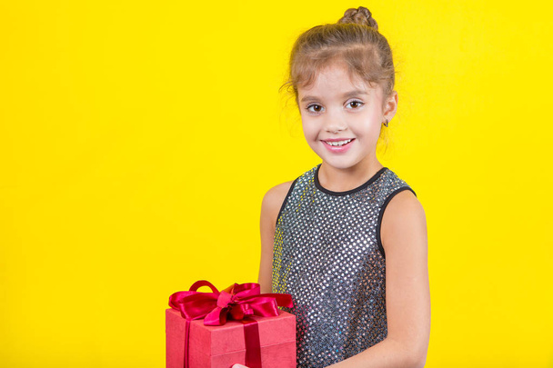 Beautiful little girl with a gift - Foto, afbeelding