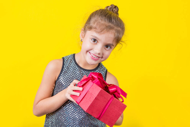 Beautiful little girl with a gift - Φωτογραφία, εικόνα