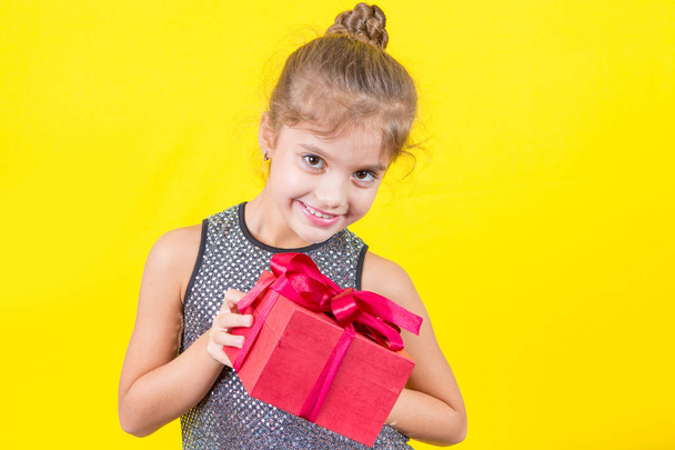 Beautiful little girl with a gift - Foto, Imagem