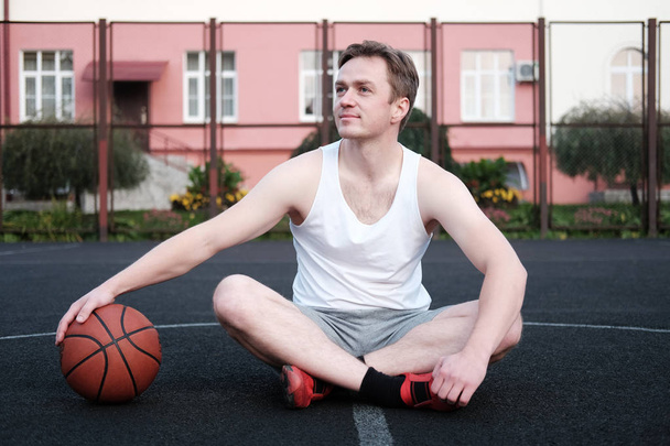 homem atraente segurando basquete e olhando para longe
 - Foto, Imagem