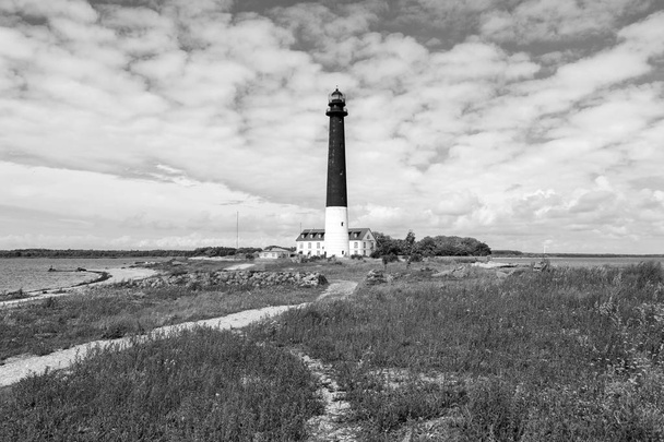 Sorve faro contra el cielo, Saaremaa isla, Estonia
 - Foto, Imagen