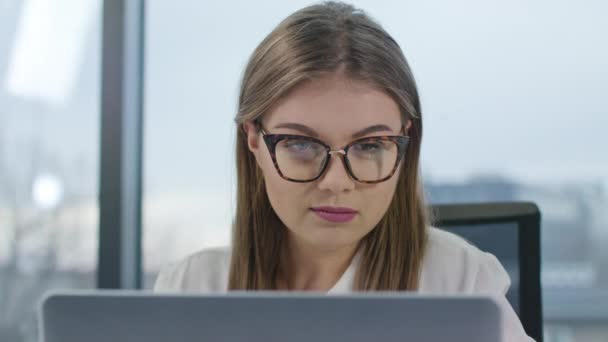 Young Lady with Glasses Looking at the Laptop - Filmmaterial, Video