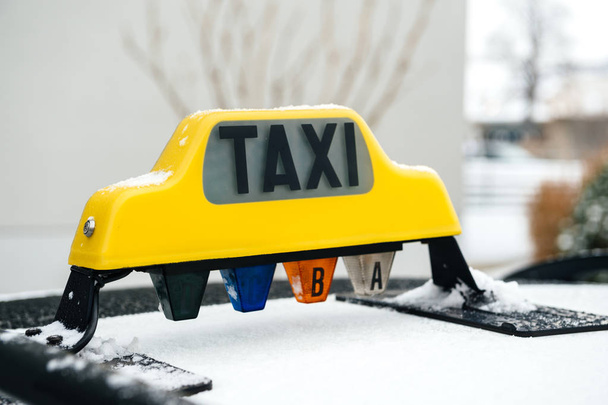 Taxi jele egy hideg téli napon - Fotó, kép