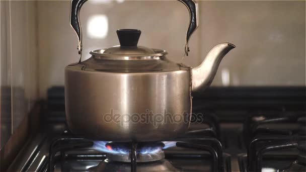 Старый чайник кипит на газовой плите
 - Кадры, видео