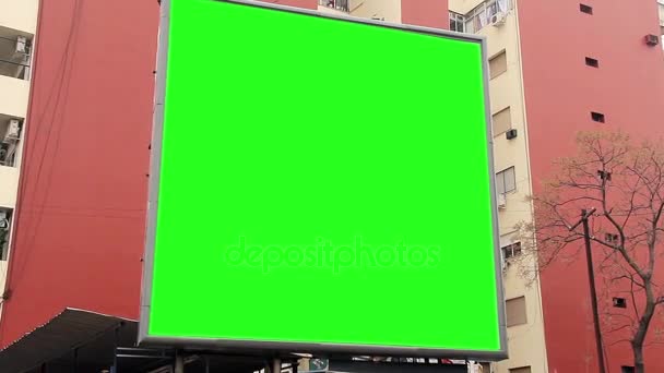 Billboard z zielonego ekranu na budynku. Gotowy, aby zastąpić zielony ekran z dowolnego materiału lub obraz chcesz.  - Materiał filmowy, wideo