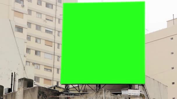 Bord met groen scherm op een gebouw. Ter vervanging van groen scherm met beelden of foto die u wilt.  - Video