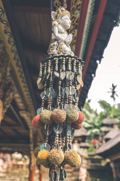 Буддийский индуизм аксессуар в балийском храме. Бали, Индонезия
. - Фото, изображение