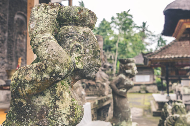 Bali dili tapınağın Hindu taş heykel. Bali, Endonezya'nın tropik ada. - Fotoğraf, Görsel
