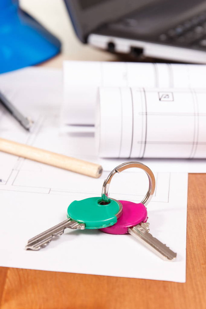 Accueil clés, schémas électriques et accessoires pour une utilisation dans les travaux d'ingénieur, la construction concept de la maison
 - Photo, image