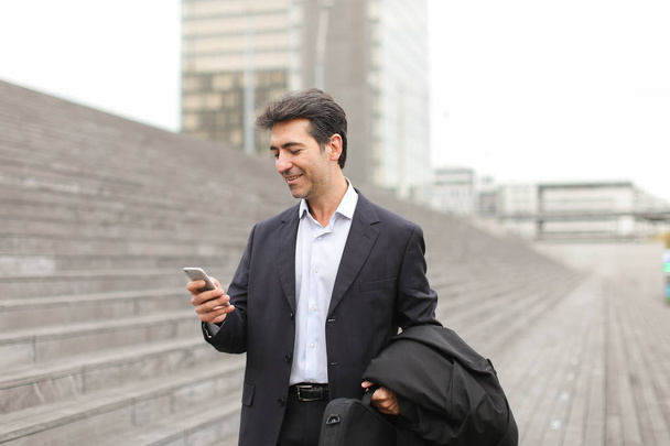 Európai üzletember, gyaloglás és beszélő telefonos. - Fotó, kép