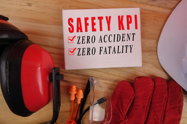 Zdrowia i bezpieczeństwa. Osobiste wyposażenie ochronne na tle drewniany stół z bezpieczeństwa Kpi, Zero awarii, Zero Fatality tekstu. - Zdjęcie, obraz