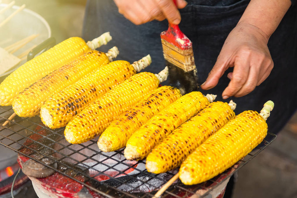 Maïs grillé sur le poêle chaud du marché, Thaïlande
 - Photo, image