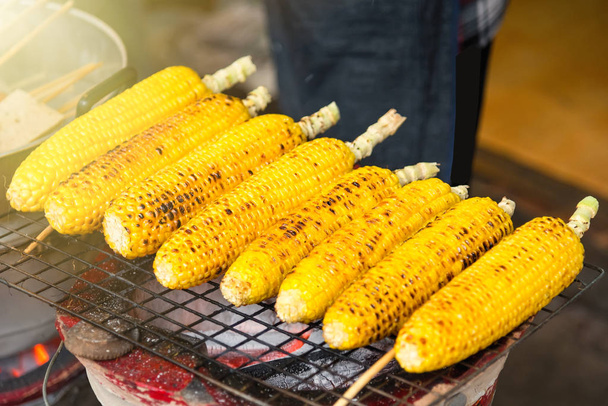 Maïs grillé sur le poêle chaud du marché, Thaïlande
 - Photo, image