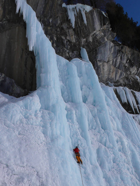アイス凍った滝にスイス アルプス クライミング - 写真・画像