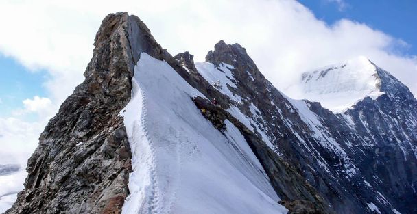 guides de montagne et clients descendant du sommet d'Eiger et se rendant au Jungfraujoch dans les Alpes suisses près de Grindelwald
 - Photo, image
