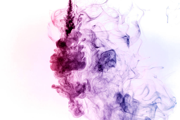 孤立した白地に紫とライラック色の濃い色とりどりの煙。煙のアークの背景 - 写真・画像
