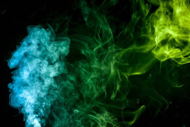 Kolorowe, zielonego i niebieskiego dymu chmury na ciemnym tle - Zdjęcie, obraz