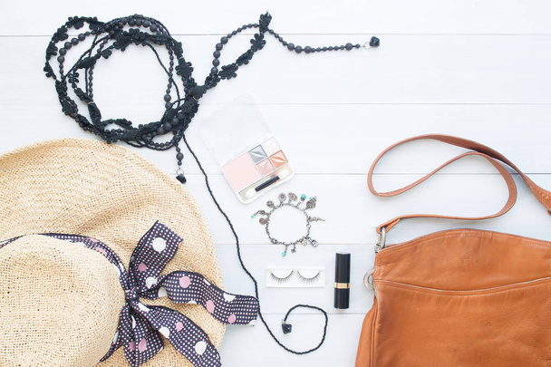 Creative ploché ležela žena Essentials s kožená taška přes rameno na bílém vintage pozadí - Fotografie, Obrázek