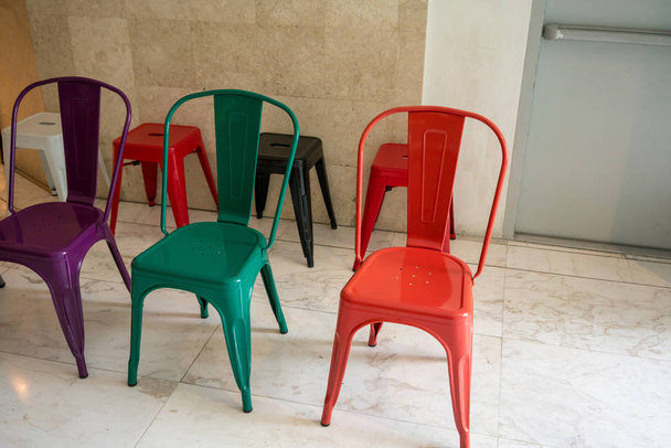 Άδειο, κόκκινο, πράσινο, μαύρο, λευκό και μοβ καρέκλες μετάλλων  - Φωτογραφία, εικόνα