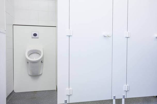 puertas de urinario y WC
 - Foto, Imagen