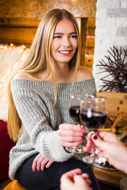 Το κορίτσι πίνει κρασί σε πάρτι στο σπίτι - Φωτογραφία, εικόνα