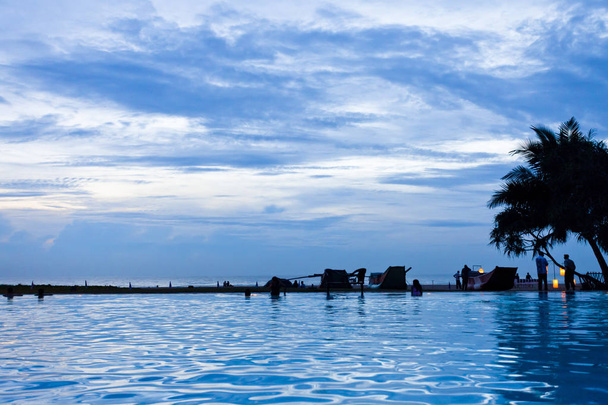 Ahungalla, Sri Lanka - genieten van de twilight uur op het strand - Foto, afbeelding