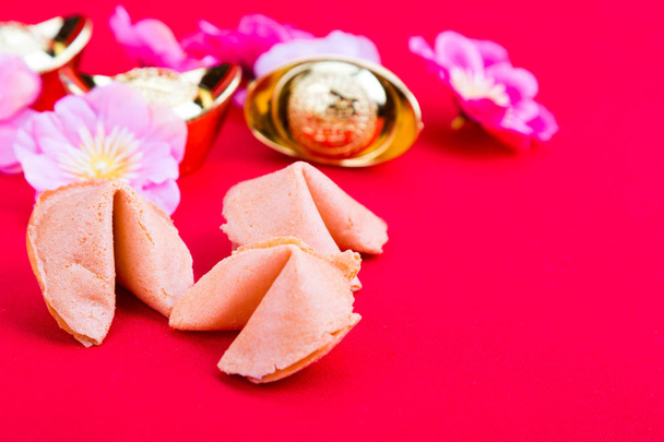 Fortune cookie-k, díszítő arany rögök, plum blossom virág - Fotó, kép