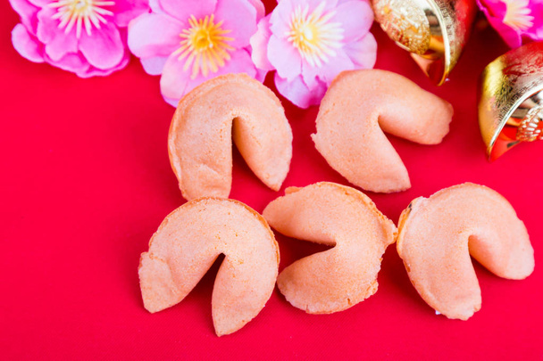 Печиво Fortune, декоративні золоті нагетси, квіти сливи
 - Фото, зображення