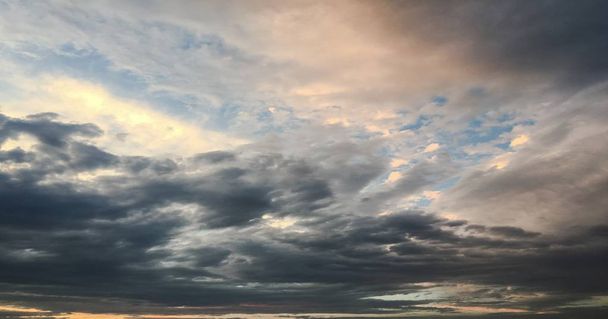 Gyönyörű viharos ég felhők háttérrel. Sötét eget felhők Időjárás természet felhő vihar. Sötét vihar ég, a felhők és a nap. - Fotó, kép