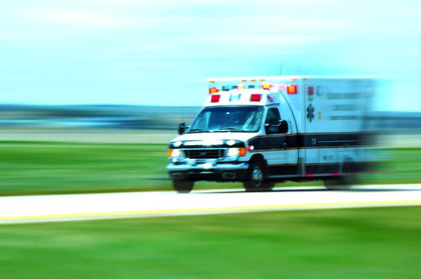 Ambulanssi liikkeessä
 - Valokuva, kuva