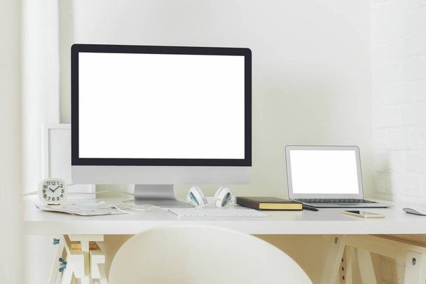 Contemporary desk top with clean computer screen - 写真・画像