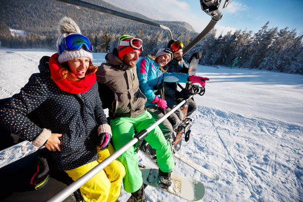 amigos esquiadores y snowboarders disfrutando en las pistas en invierno
 - Foto, Imagen