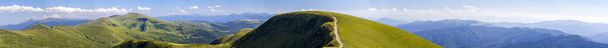 Panorama vihreät kukkulat kesällä vuoret soratiellä matkustaa autolla
 - Valokuva, kuva
