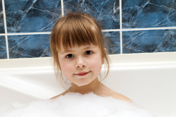 Szép kislány, fürdő portréja. Higiénia fogalma. - Fotó, kép