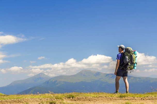 Wanderer mit Rucksack genießen Blick auf die Spitze eines Berges Hoverla in den Karpaten, Ukraine - Foto, Bild