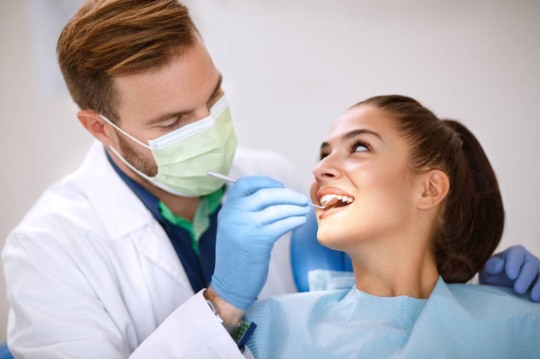 Dentist examine girl’s teeth with mirror - Foto, Imagem
