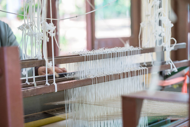 手作りの木の織機で織る絹の綿 - 写真・画像