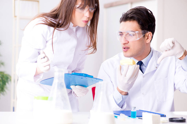 Два лабораторних лікаря тестують продукти харчування
 - Фото, зображення