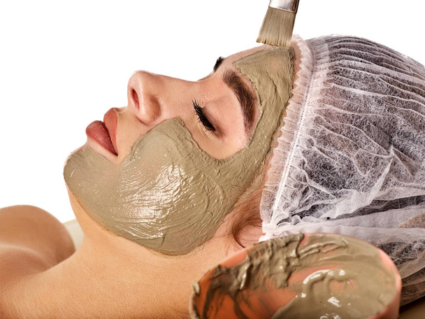 泥スパ サロンで女性の顔のマスクです。顔のマッサージ . - 写真・画像