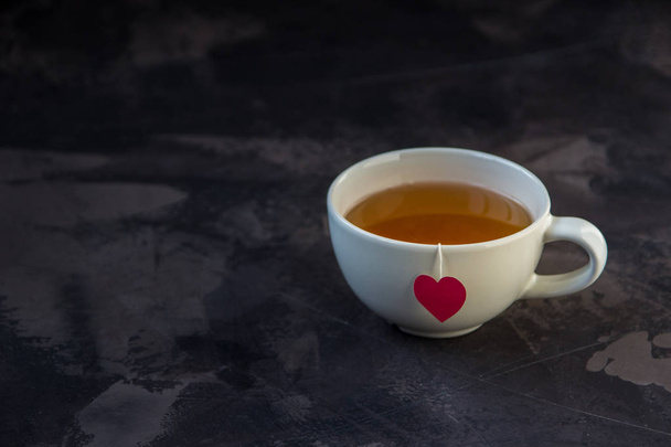 Kalp şeklinde çay poşeti etiketi ile çay - Fotoğraf, Görsel
