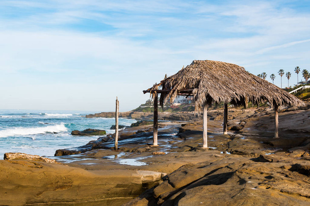 Windansea Beach avec cabane de surf, un point de repère historique, au sommet des formations rocheuses
.    - Photo, image