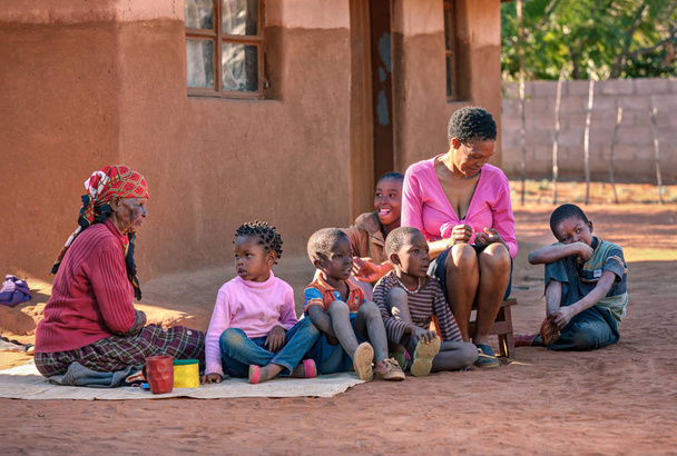 Familia africana frente a la casa
 - Foto, Imagen