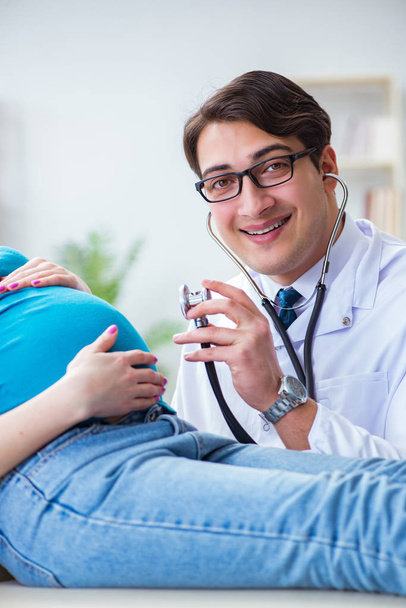 Врач осматривает беременную пациентку в больнице
 - Фото, изображение