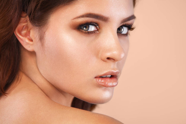 Closeup portrait of beautiful young woman with clean and fresh skin. Nude makeup. Facial treatment . Concept for cosmetology, beauty and spa . - 写真・画像