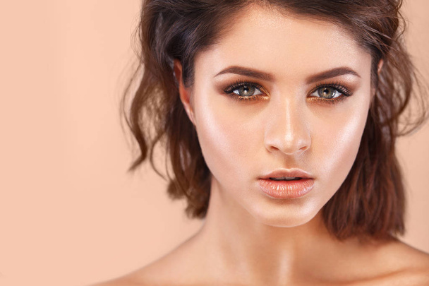 Closeup portret van mooie jonge vrouw met schone en frisse huid. Naakt make-up. Gezichtsbehandeling. Concept voor cosmetologie, schoonheid en Wellness . - Foto, afbeelding