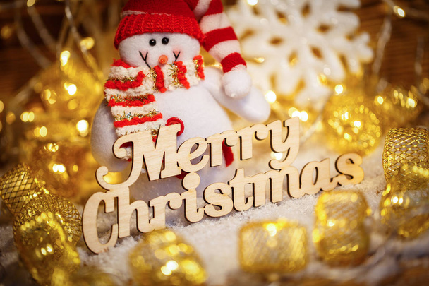Feliz Navidad saludos - texto en tipografía vintage con guirnaldas y muñeco de nieve
 - Foto, imagen
